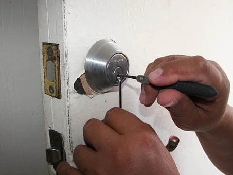 Sandton locksmith picking house lock